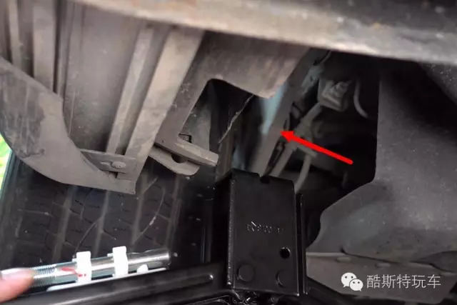 实测14年jeep自由光,jeep自由侠换备胎视频