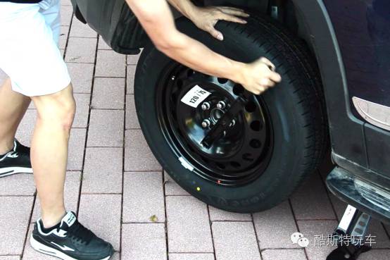 实测14年jeep自由光,jeep自由侠换备胎视频