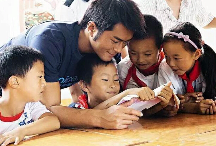 因默默捐建百所学校而获奖，不求功与名这样的优质偶像你值得粉！