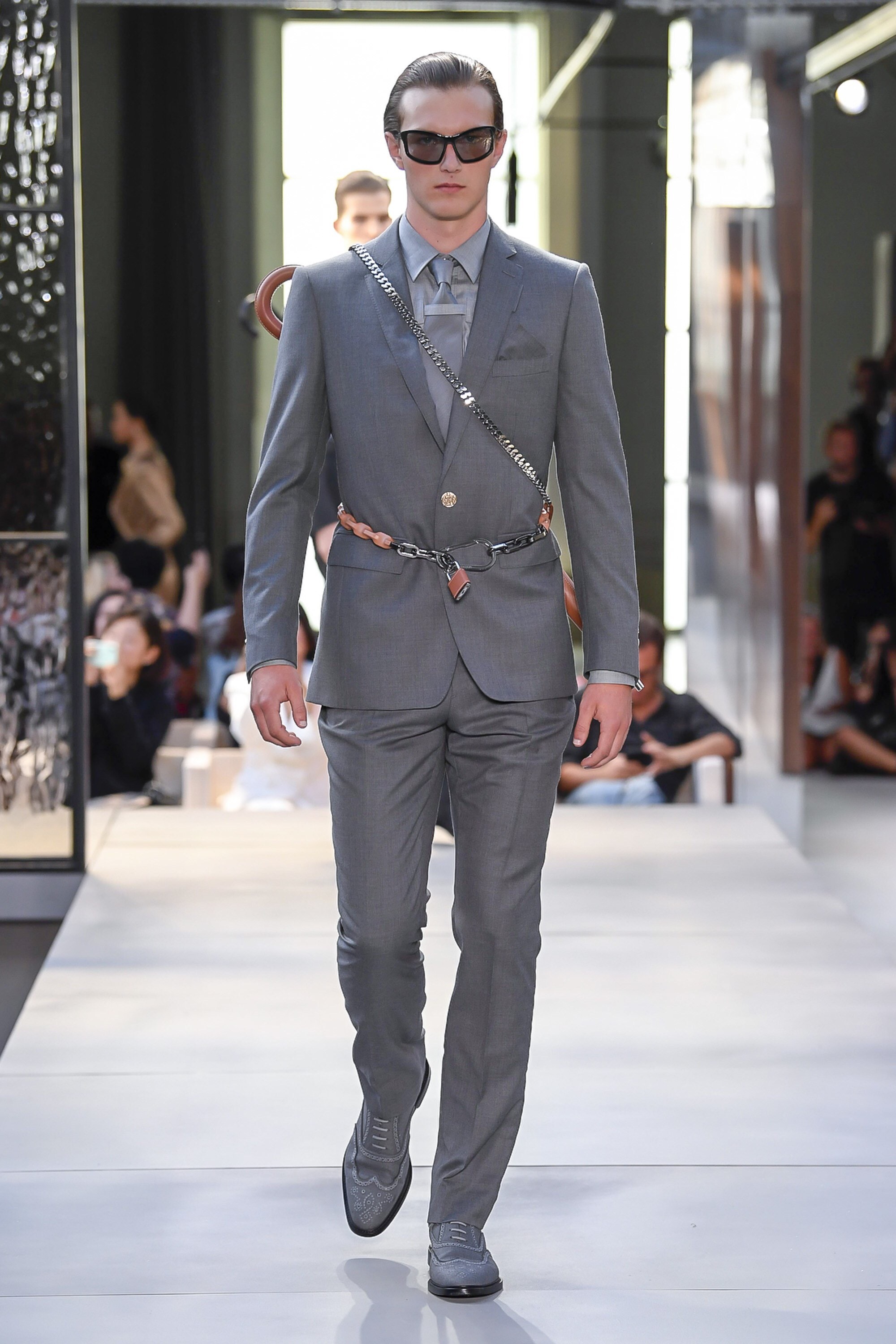 riccardotisci去哪儿了,riccardotisci2019春夏设计款