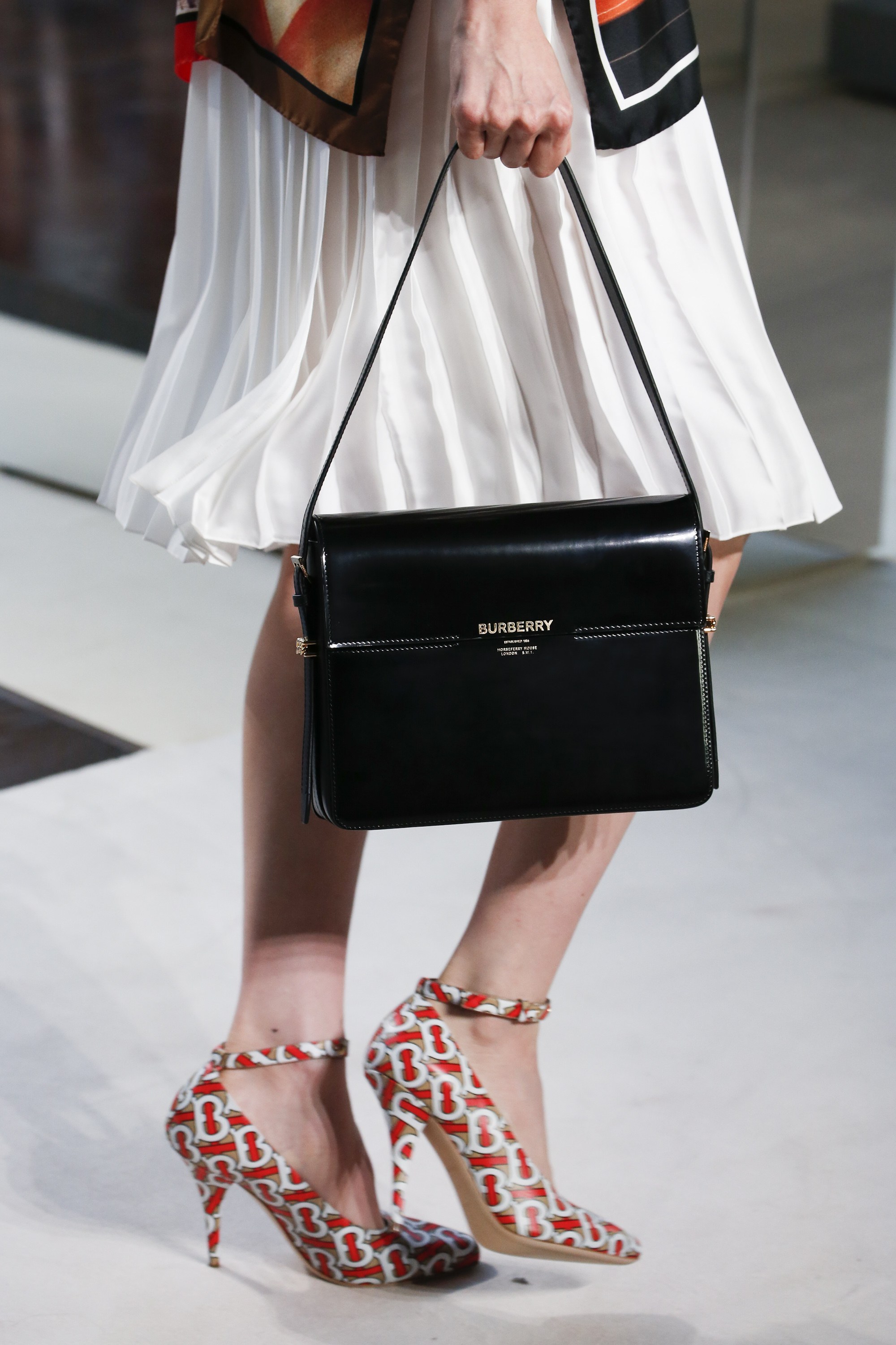 riccardotisci去哪儿了,riccardotisci2019春夏设计款