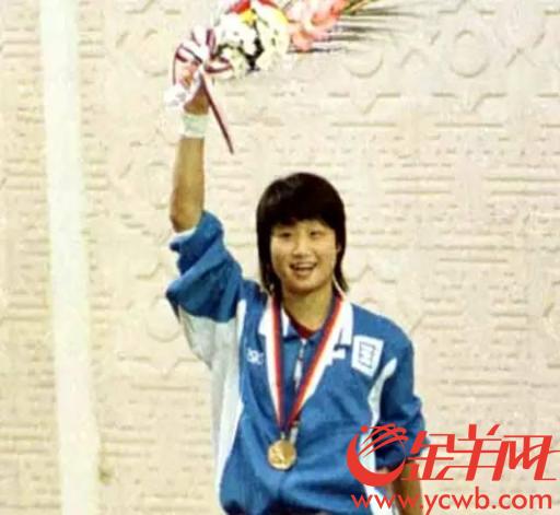 体坛传奇首金冠军相聚宝体产业论坛共话新时代下的体育产业发展融合之路