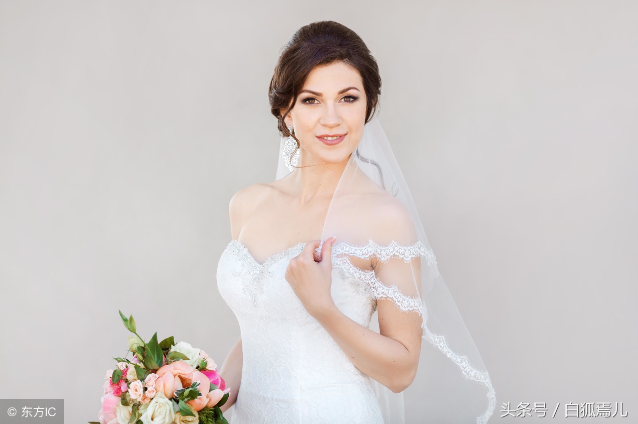 杨幂钻戒比她手大一圈,杨幂5克拉的钻戒图片