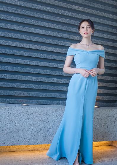 高圆圆穿玫红大衣,高圆圆推荐斐乐老花连衣裙