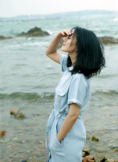 高圆圆穿玫红大衣,高圆圆推荐斐乐老花连衣裙