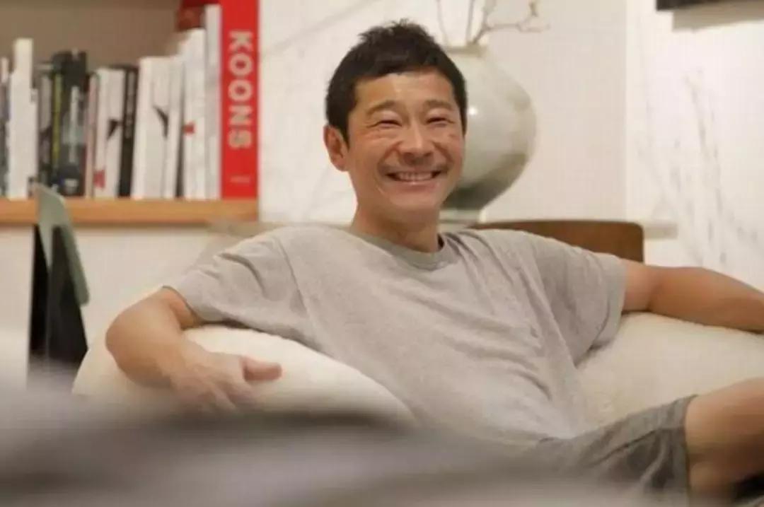 土豪界的泥石流,他花17亿成世界首位坐私人火箭环游月球的人……