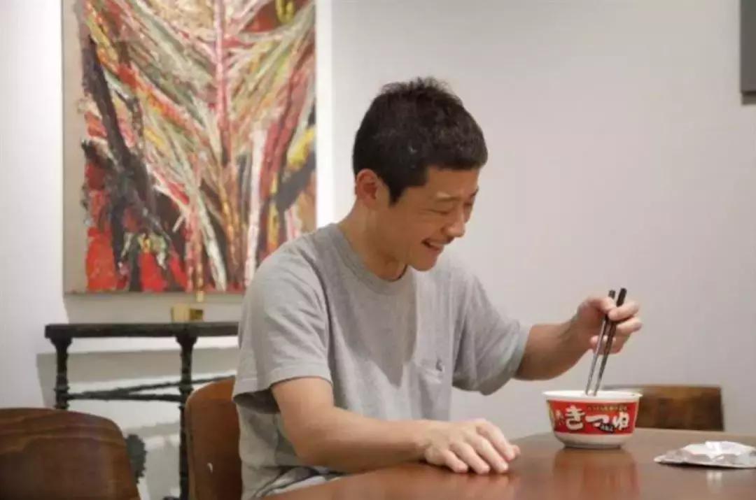 土豪界的泥石流,他花17亿成世界首位坐私人火箭环游月球的人……