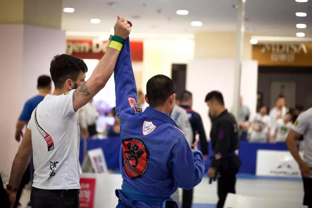 李胜龙所有比赛,李胜龙摔倒比赛视频