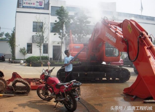 挖掘机清洗也有讲究，老司机示范正确清洗方法