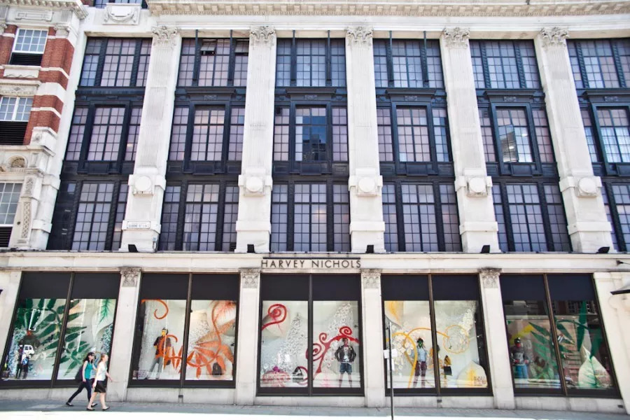 业绩急转直下，传潘多拉将被收购；从不请代言人的Zara宣布品牌大使；堡狮龙由盈转亏2900万