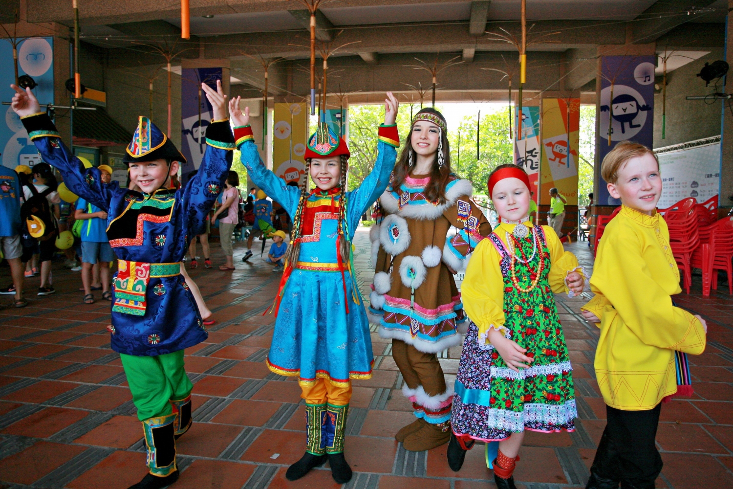 中国俄罗斯族,1.5万人,一头金发高鼻梁深眼窝,一口流利普通话