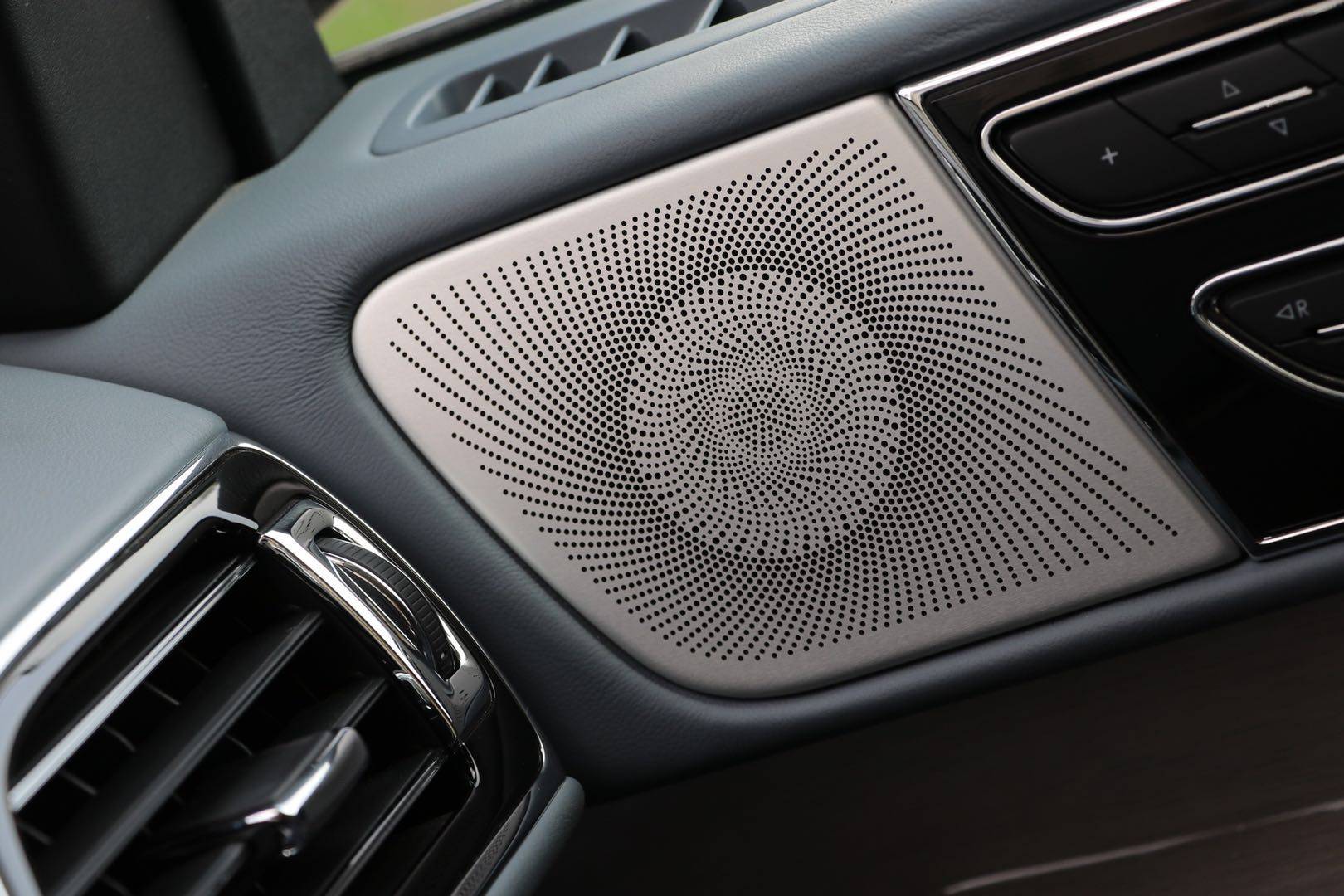 西装革履领航员,西装革履展示