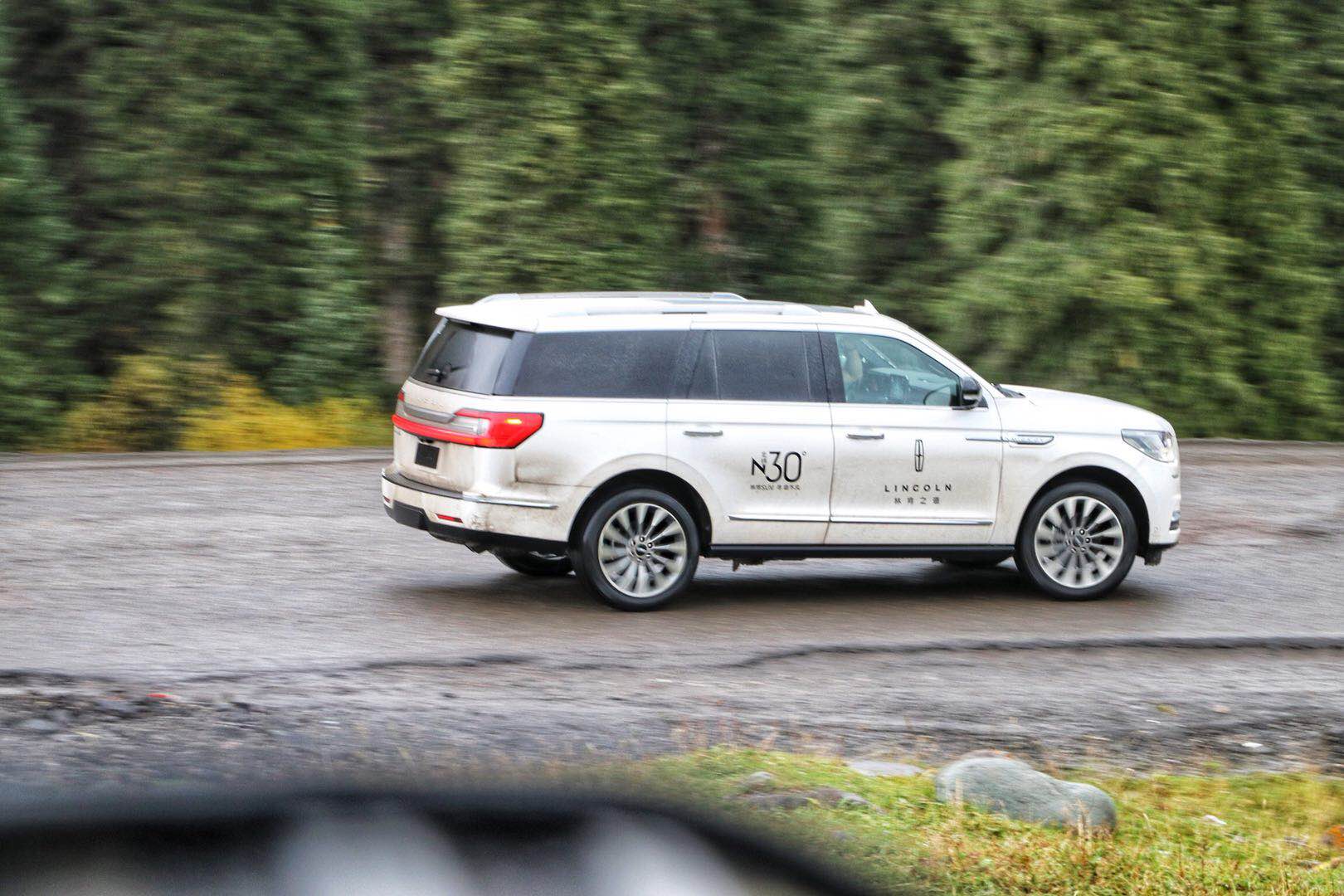 西装革履领航员,西装革履展示