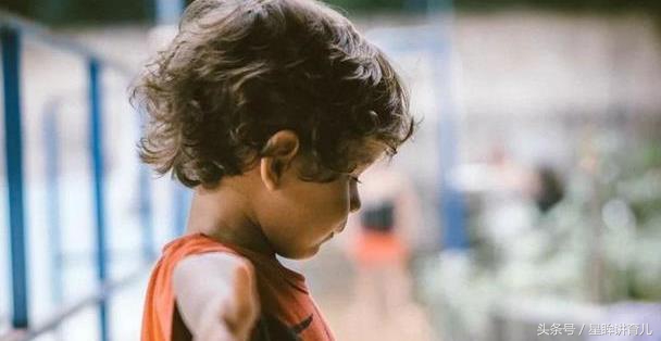 孩子老摸别人的脸怎么回事,孩子出来混爸妈应该管吗