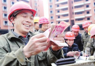 有人问你为什么做工地,农民工在建筑工地做工