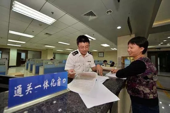 出入境时携带物品不能超过多少钱,海关提醒中秋国庆