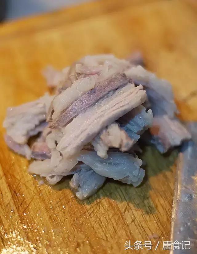 蒜泥小黑猪｜来来来，张嘴~先吃一口再喝……