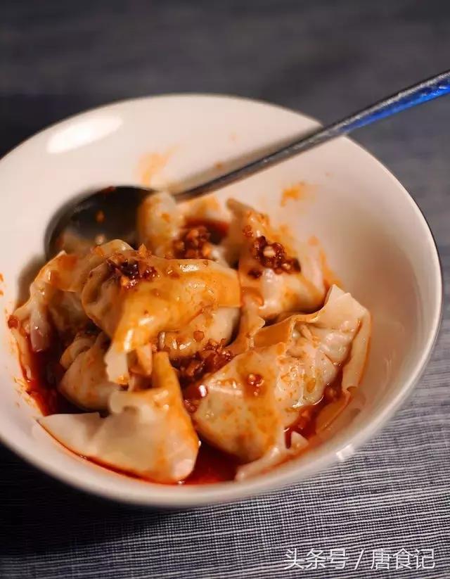 蒜泥小黑猪｜来来来，张嘴~先吃一口再喝……