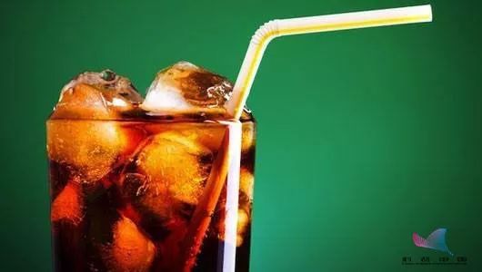 何止长胖牙黄，喝可乐还会……脖子变黑！可怕的后果标题写不下