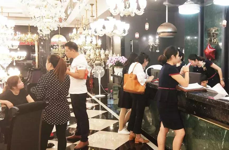 钜豪照明旗舰店直播间,推出活动提升门店营业额