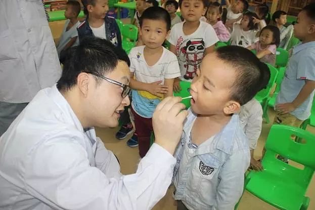 0-3岁儿童刷牙的正确方法,护牙小科普之儿童正确刷牙