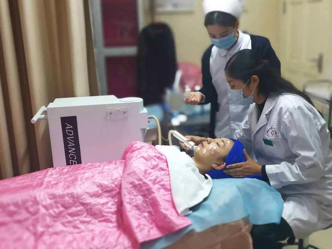 今天，《新安晚报》为105医院美女军医打CALL!