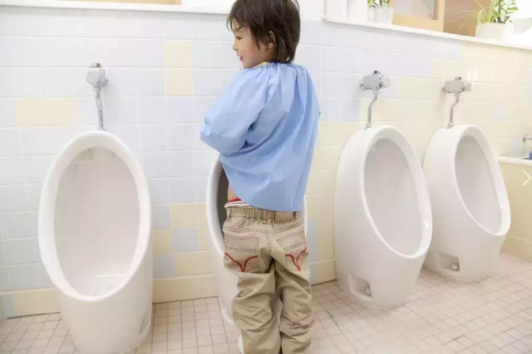 幼儿园新生入园不大便是怎么回事,幼儿不愿意在幼儿园大便的建议