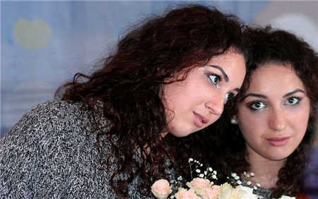 头上很多头皮屑什么原因,头皮屑什么原因引起的啊