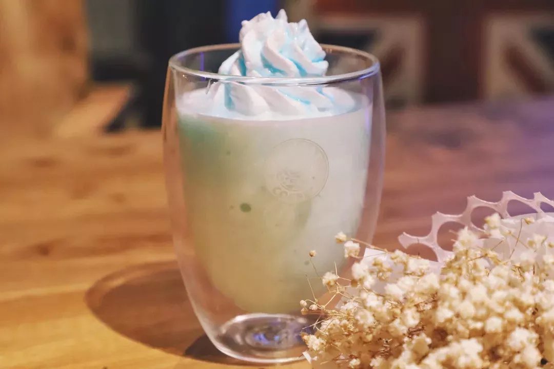 在漫猫喝咖啡，那种无忧的心情，仿佛随着维也纳音符飘到云间……