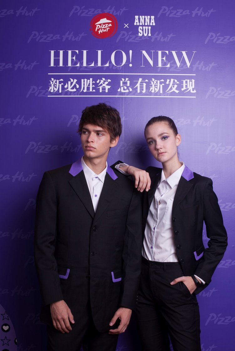 必胜客携手AnnaSui秋冬新制服系列上市惊艳亮相