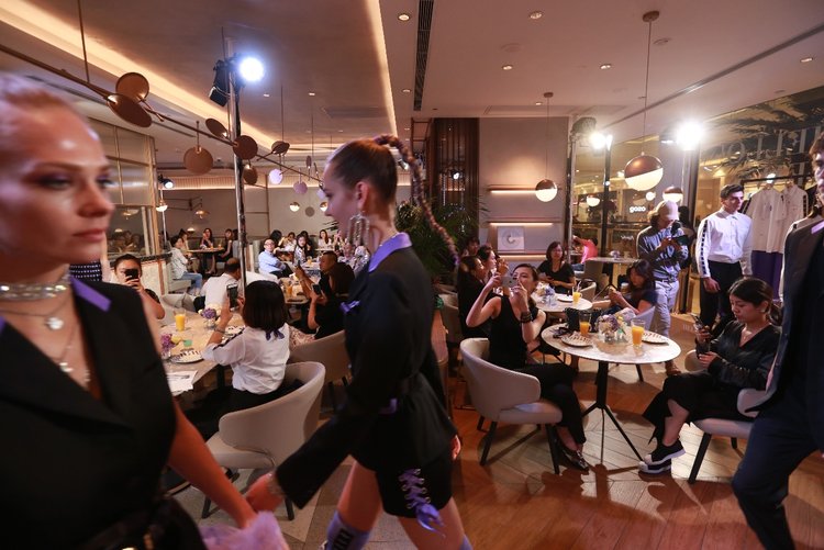 必胜客携手AnnaSui秋冬新制服系列上市惊艳亮相