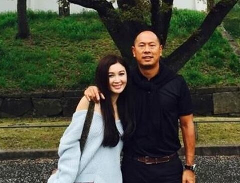 56岁温碧霞晒与13岁养子合影,温碧霞和富豪老公带养子出游