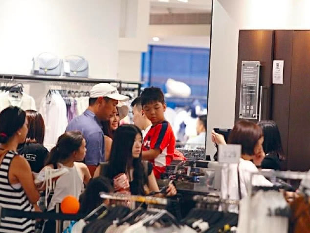 56岁温碧霞晒与13岁养子合影,温碧霞和富豪老公带养子出游