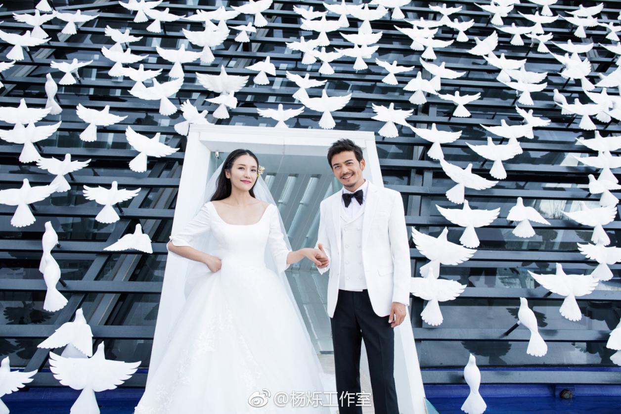 杨烁给老婆补办婚礼的视频,杨烁王黎雯补办婚礼场面浪漫