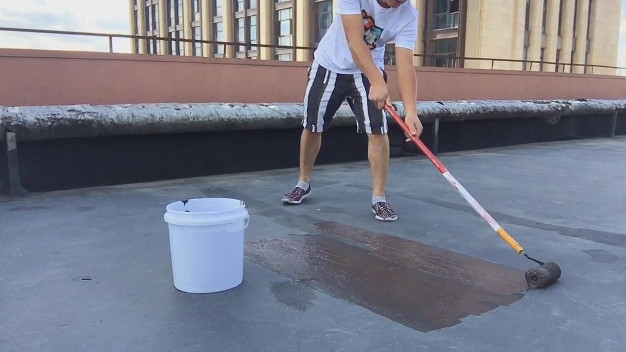 房顶漏水这样刷施工简单绿色环保,屋顶漏水怎么刷视频
