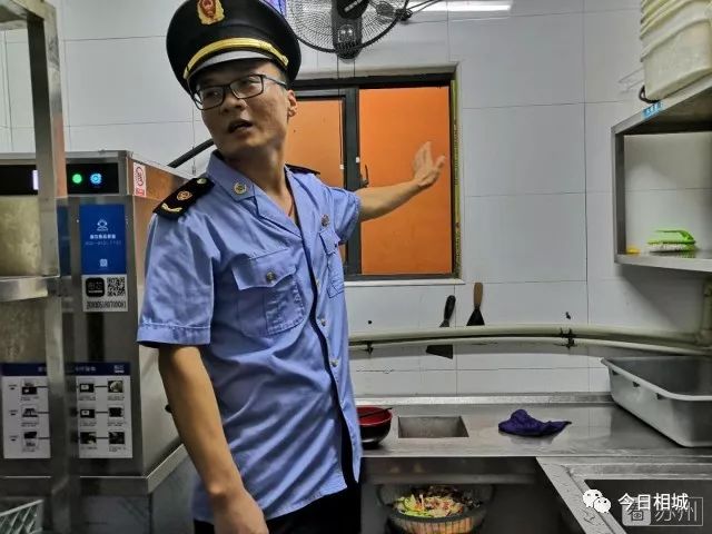 执法人员检查后厨勺子不洗,监管所检查工厂食堂