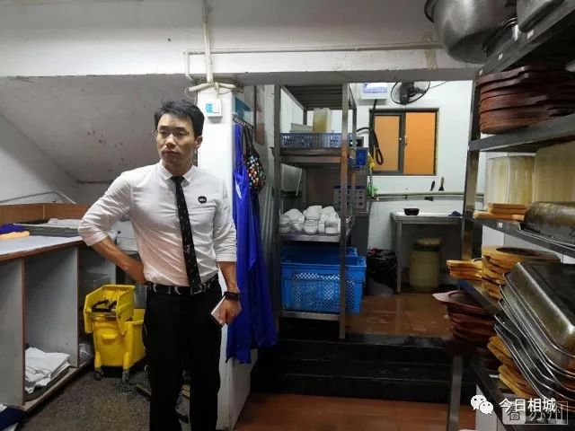 执法人员检查后厨勺子不洗,监管所检查工厂食堂