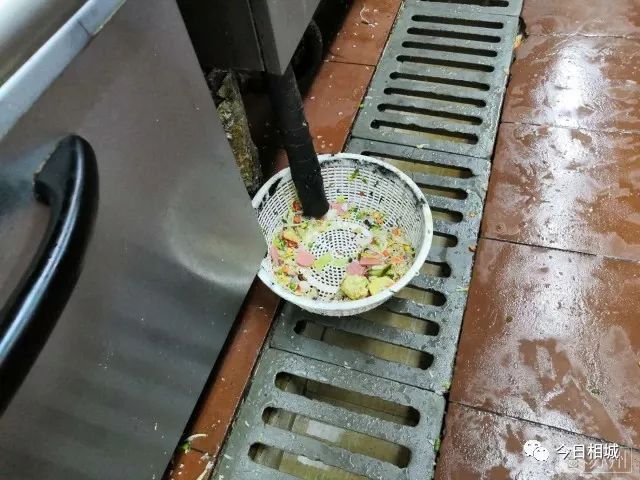 执法人员检查后厨勺子不洗,监管所检查工厂食堂