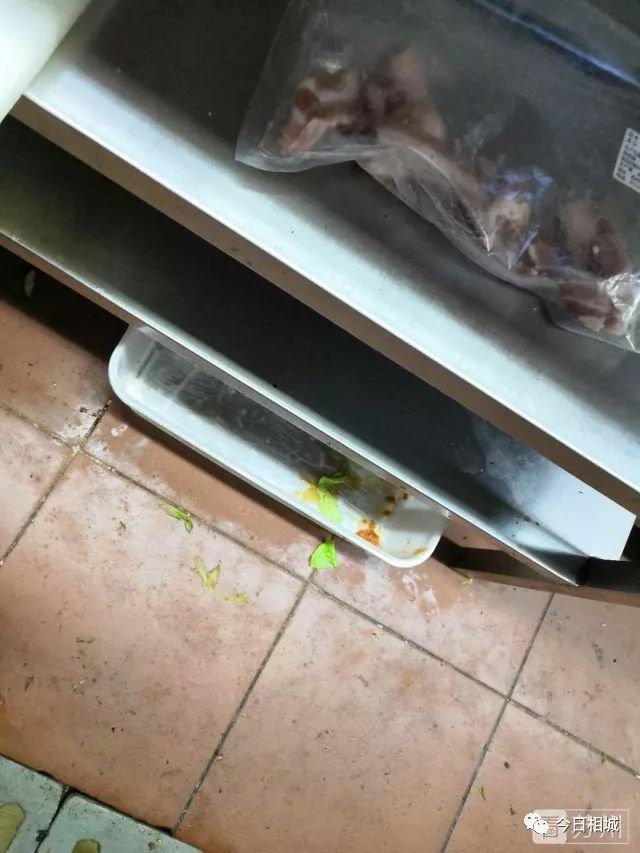 执法人员检查后厨勺子不洗,监管所检查工厂食堂