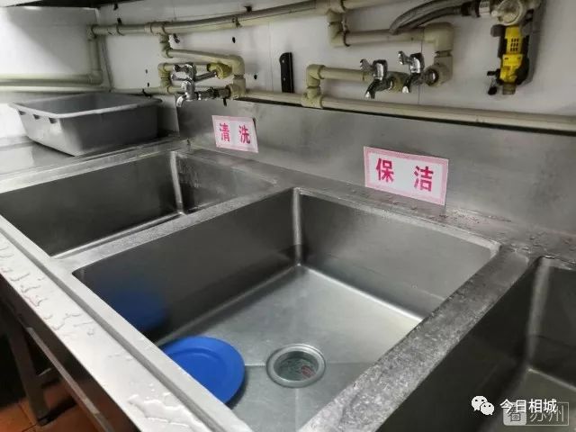 执法人员检查后厨勺子不洗,监管所检查工厂食堂