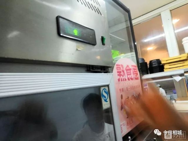 执法人员检查后厨勺子不洗,监管所检查工厂食堂