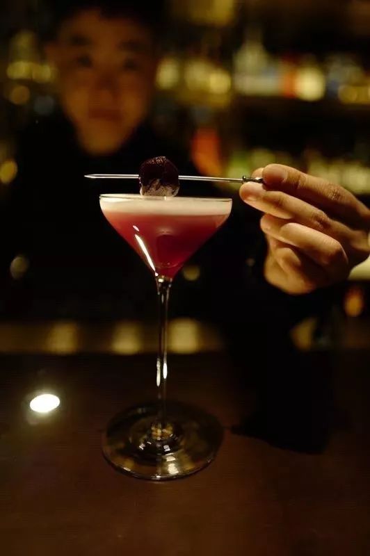 微醺｜“爬梯”落幕、酒劲儿未散，GIN迷去哪续火？