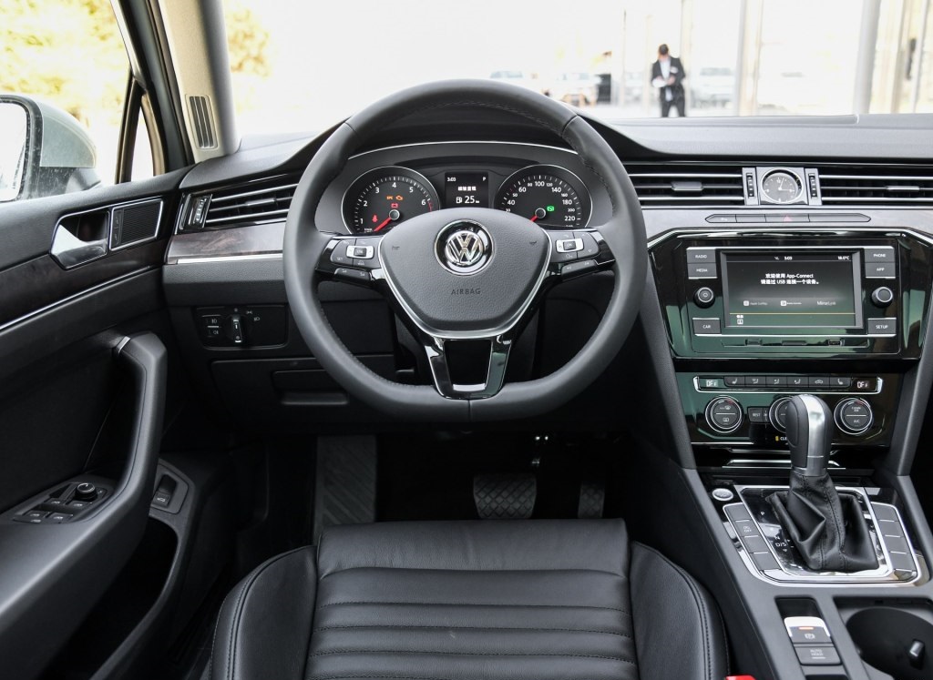 降价6万，售价12万起步，迈腾降价这么多，到底是真的还是假的？