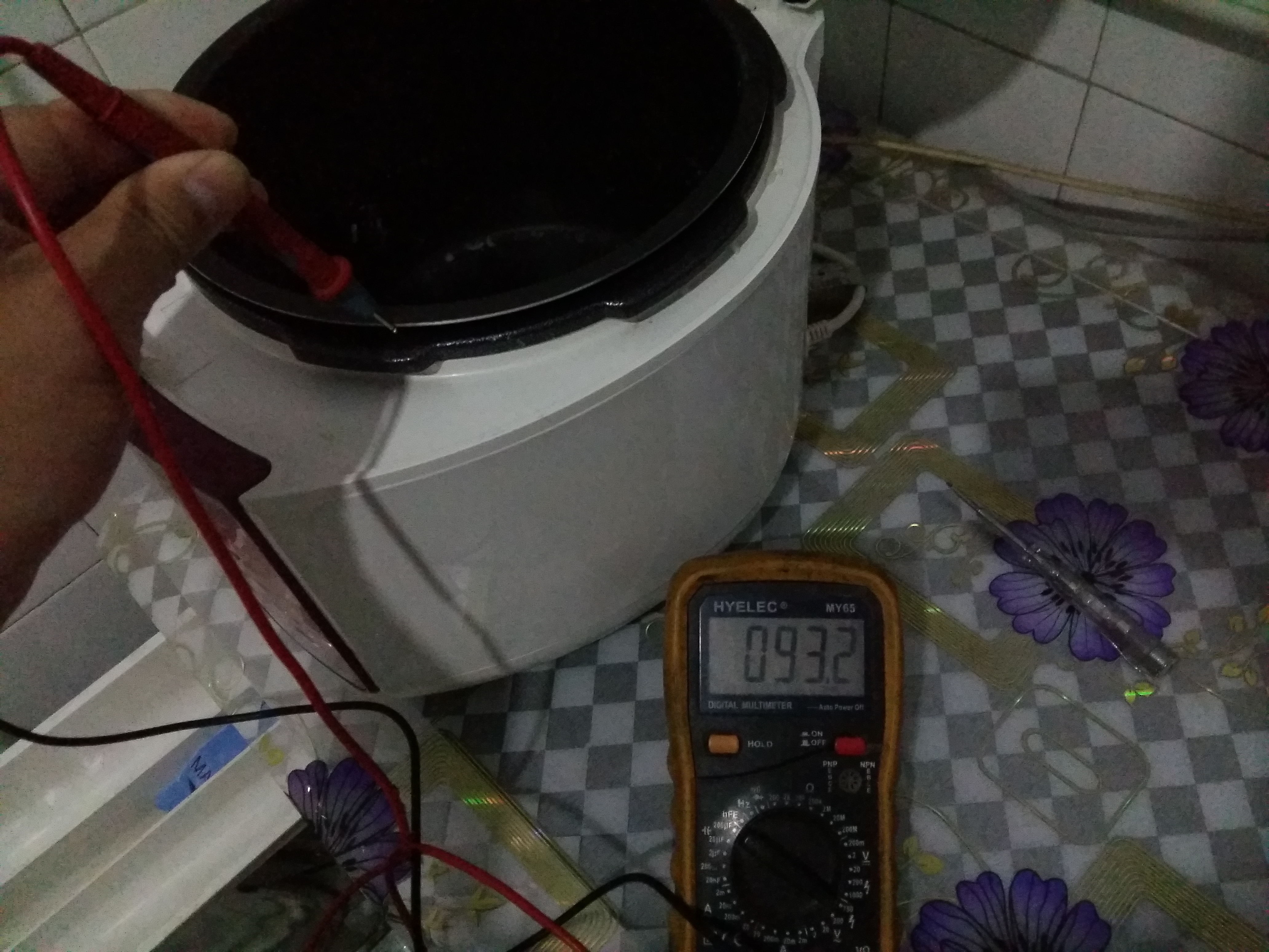 电饭锅电源线漏电原理,怎么判断电饭锅漏电还是插排漏电