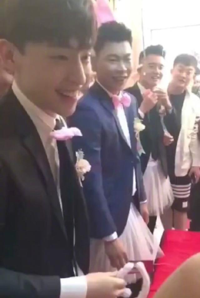 邓伦回老家当伴郎,被曝送99万份子钱,本人发表情包暗示家里没矿