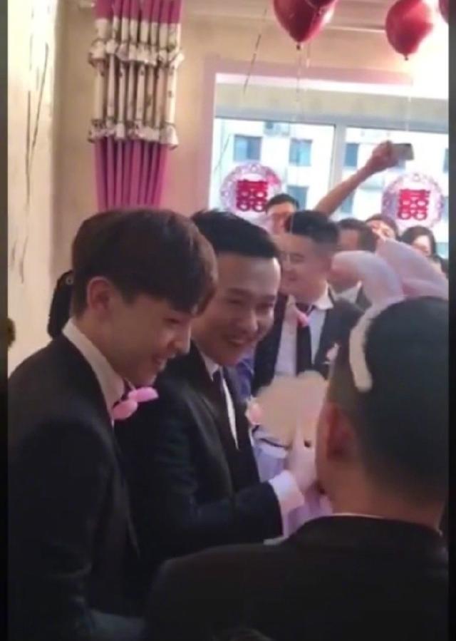 邓伦回老家当伴郎,被曝送99万份子钱,本人发表情包暗示家里没矿