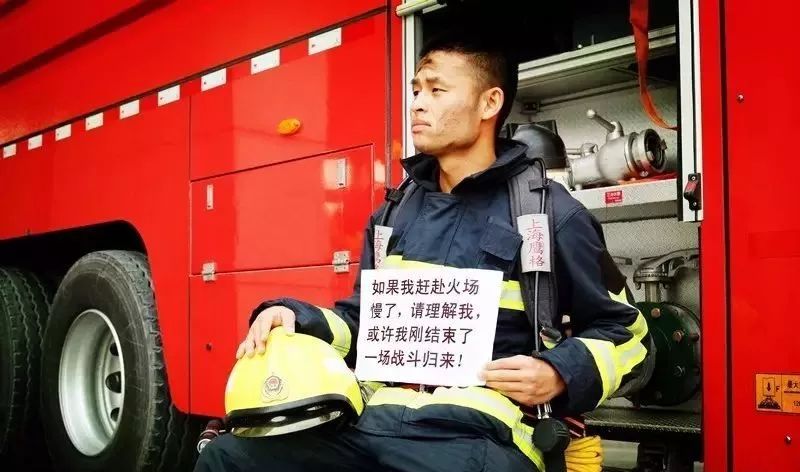 消防员被困电梯无奈拨打119求助,消防员被困电梯无奈打119