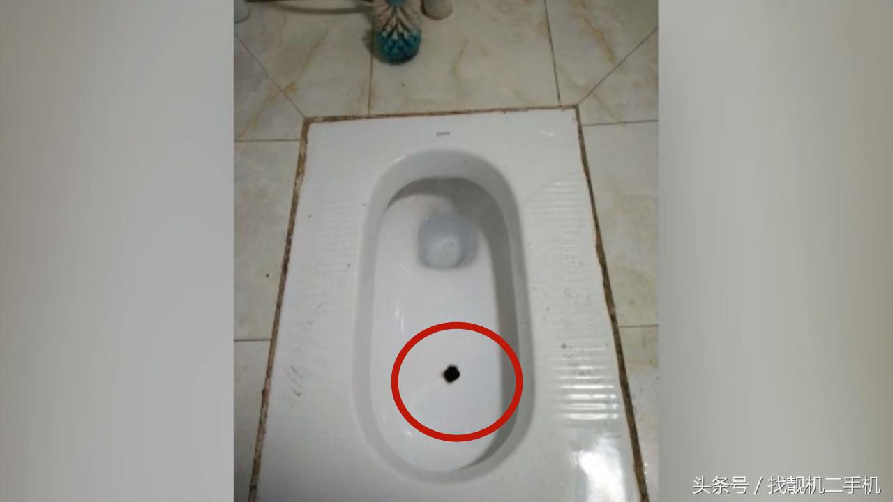 为什么有的酒店蹲便器上会有一个小孔？