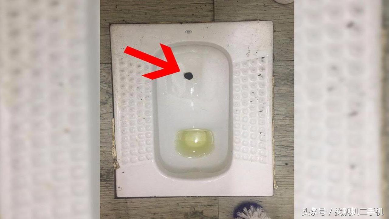 为什么有的酒店蹲便器上会有一个小孔？