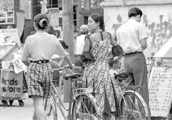 服装品牌如何3年经营10亿,从街边小店到年入100亿